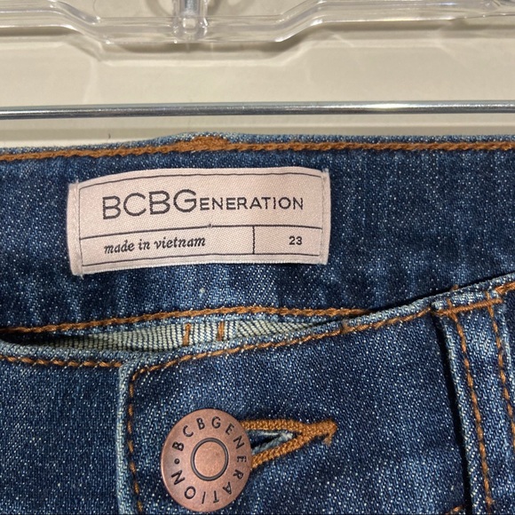 ❣️ SALE 🤍 NWT Bcbg Dark Wash Jeans 23 MSRP $88 - Picture 3 of 7